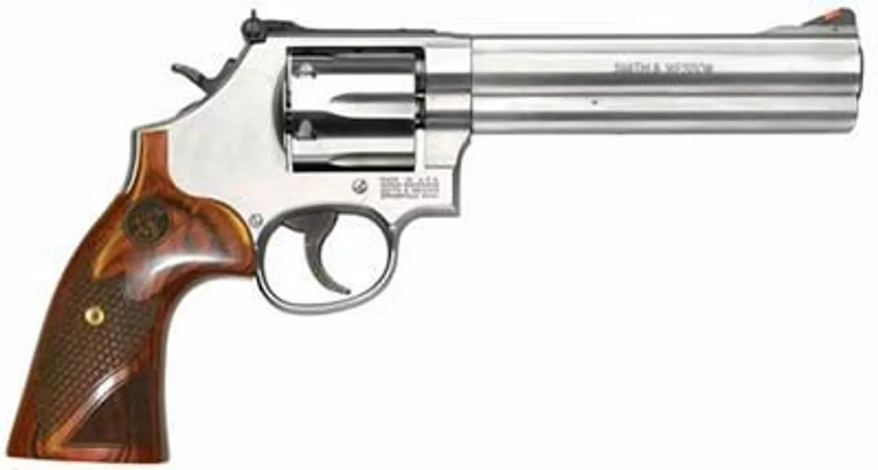 Smith & Wesson 686 Plus Deluxe, 357 Mag/38 Spec, 6″ Barrel, Stainless Finish, Wood Grips, 7Rd, Adjustable Sights